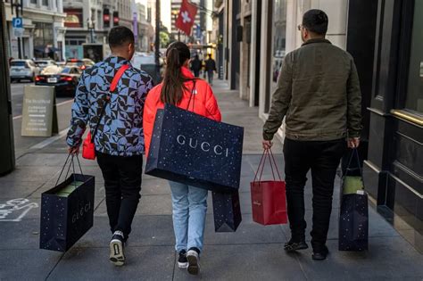 quem é o dono da gucci atualmente|Gucci nomeia Sabato De Sarno como novo diretor .